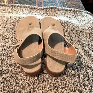 Between the Toes Sandler. Size 10.5. Copala!